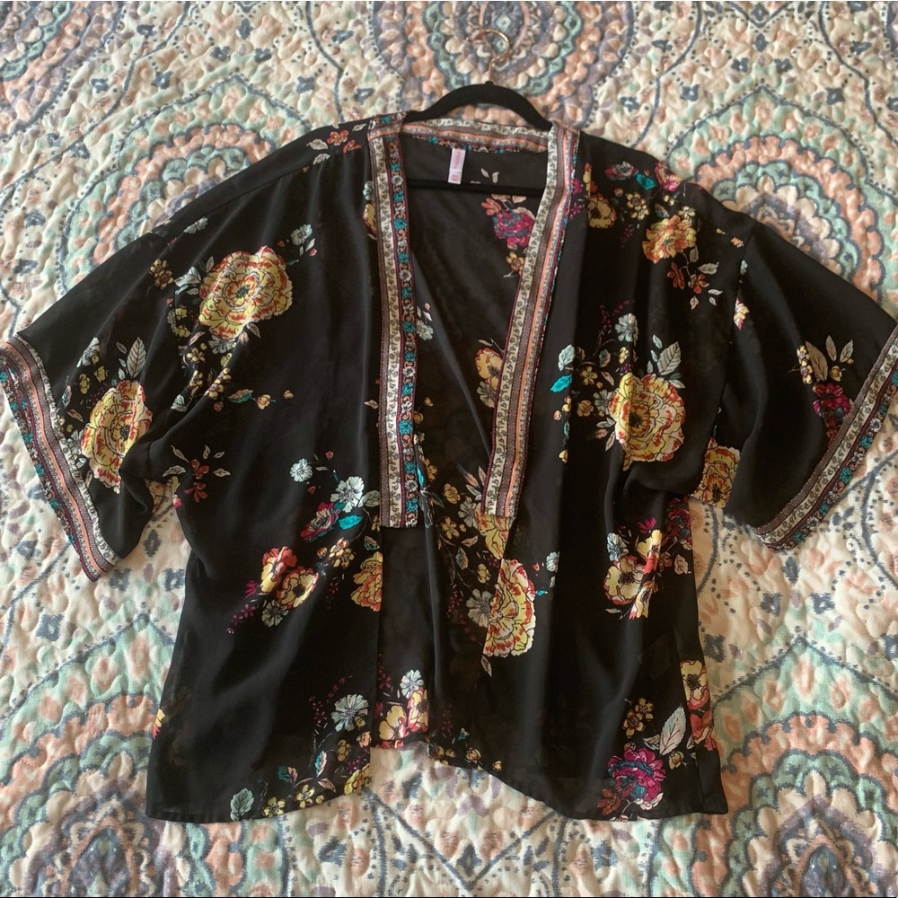 ❄️4 for $30! Floral kimono